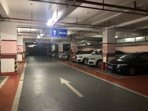 深圳一小區(qū)新舊物業(yè)交接起爭執(zhí),管理現(xiàn)真空,地下停車場堆放垃圾